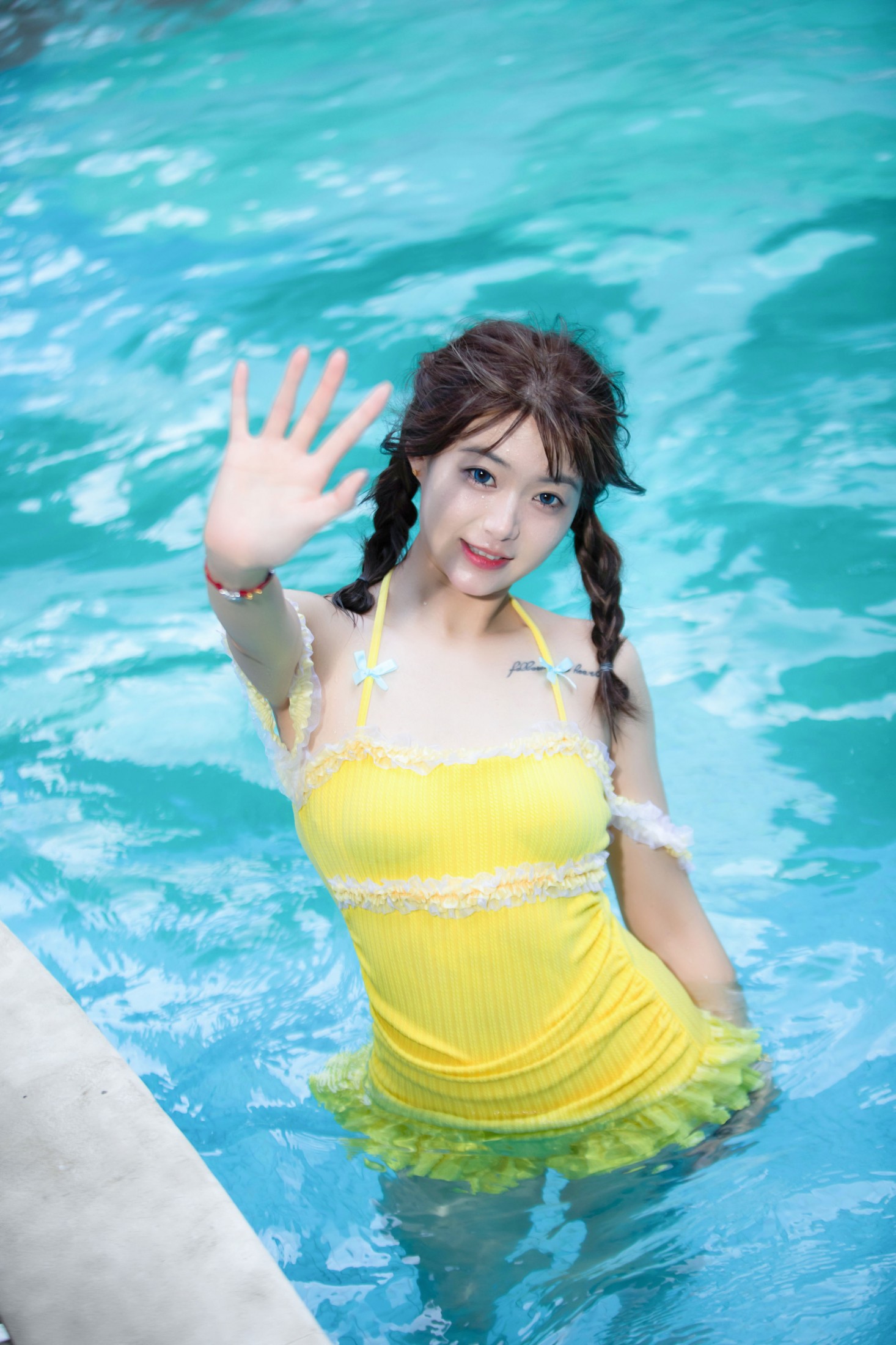 小林 – 《泳池的少女》[14P]