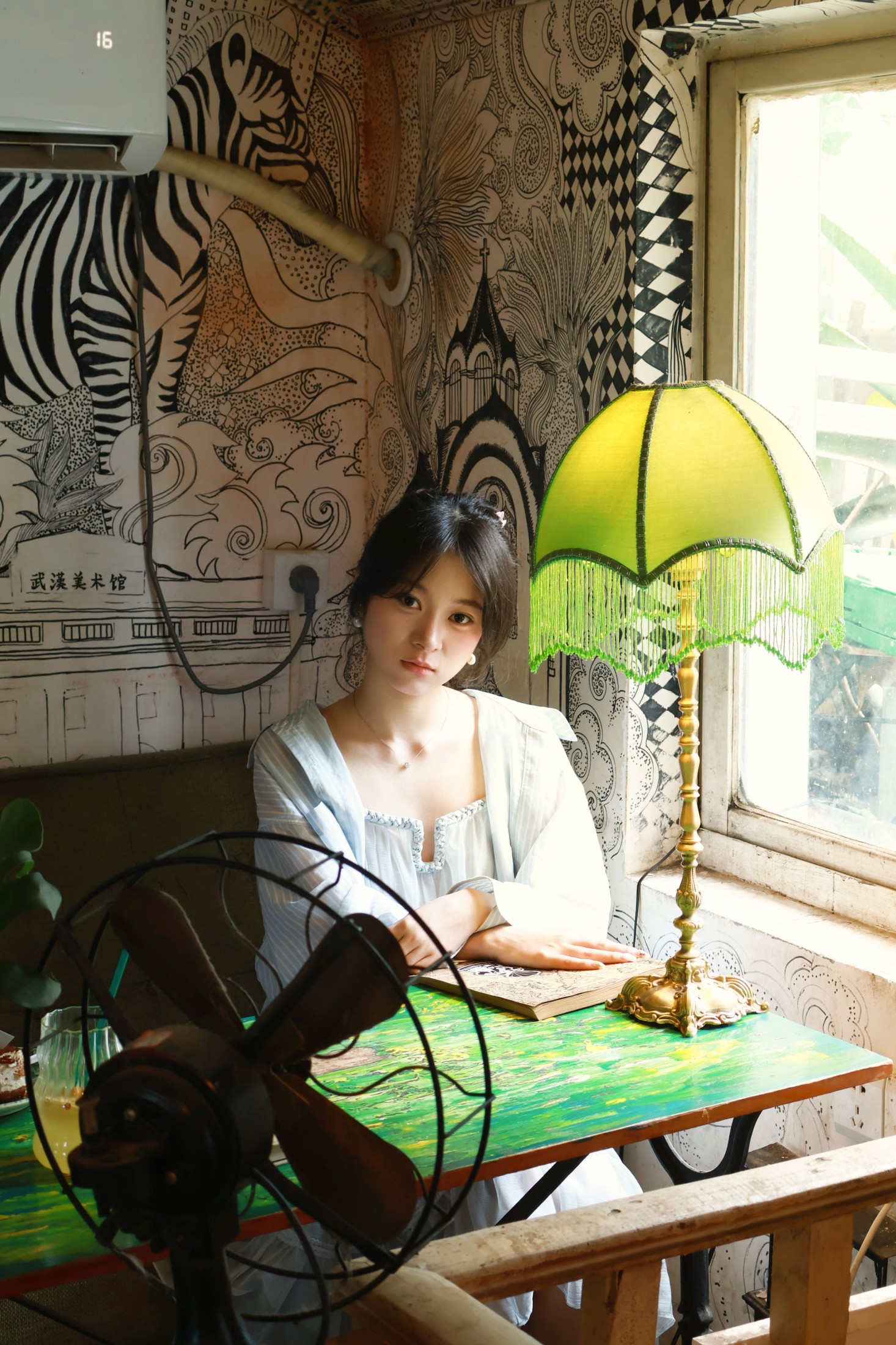 雪雪2233 – 《咖啡馆随拍》[21P]